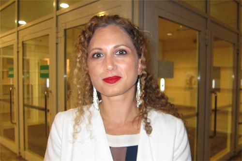 图8:二零二二年五月三十一日晚,意大利歌手(Chiara Lopresti)在乌迪内Teatro Nuovo Giovanni da Udine剧院,观看神韵纽约艺术团在当地的首场演出。(大纪元)