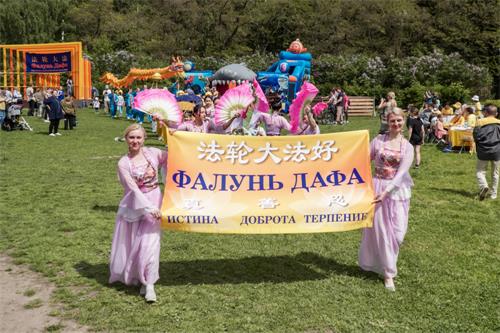 图1:二零二二年六月四日,法轮功学员在莫斯科市比尔尤利沃植物园(Biruliovsky)举办活动,向民众介绍法轮大法的美好。