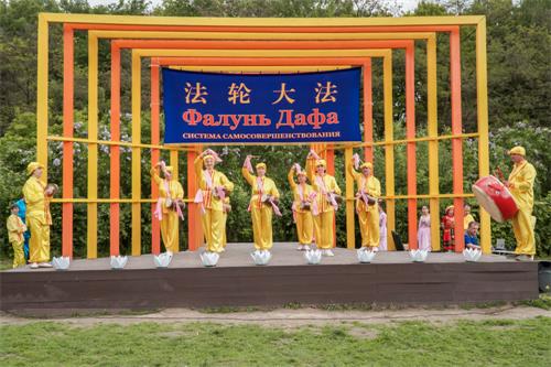 图6:腰鼓表演