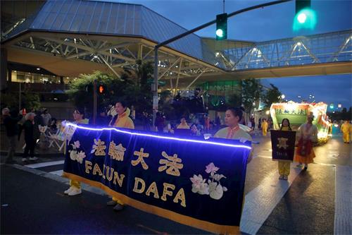 '图3:法轮功团体参加玫瑰节星光游行'