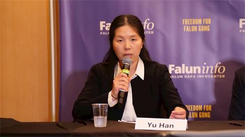 '图6:现居美国的韩雨在峰会上讲述了父亲遭受中共迫害的经历。'