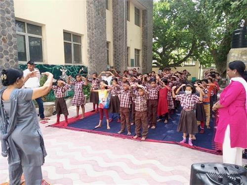 '图1~2:学生们认真地学炼法轮功的功法动作。'