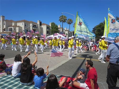 '图1~4:二零二二年七月四日,南加州法轮功学员参加了杭廷顿海滩市(Huntington Beach)美国独立日游行。'