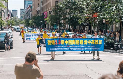 '图2~5:游行队伍中的横幅方阵,向民众传递真相信息。'