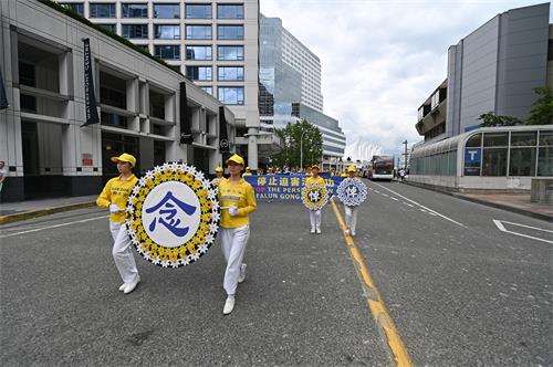 图7:法轮功学员在游行中手持花圈,纪念被迫害致死的同修。