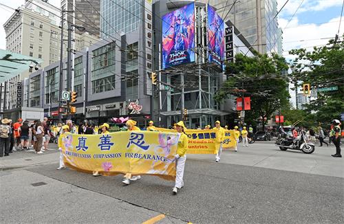图9~11:下午二时游行开始,盛大的游行成为当日温哥华的一道风景线。