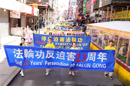 图1~15:二零二二年七月十日,法轮功学员举办“七•二零”反迫害二十三周年大游行。游行队伍浩浩荡荡。