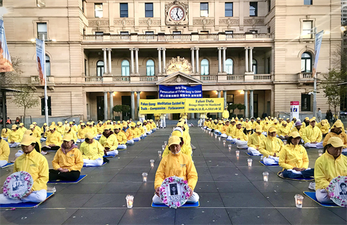 图2:当晚,悉尼法轮功学员为无数被中共迫害致死的法轮功学员举行烛光悼念活动。