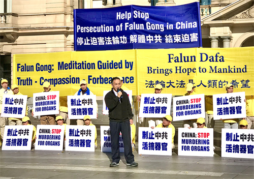 图6:澳大利亚新疆协会主席穆罕默德・奥布勒(Mehmet Obul)在集会上发言