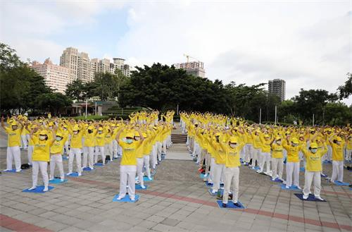 图1~2:中区部分法轮功学员午后聚集文心公园广场以法轮功五套功法、向过往市民与游客展现大法美好。