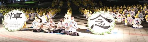 图8:台中市文化局秘书室主任许智顺(前排左二)与法轮功学员比邻而坐声援法轮功。