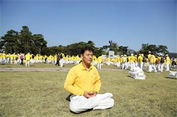 '图2:尹康元炼法轮功第五套功法。'