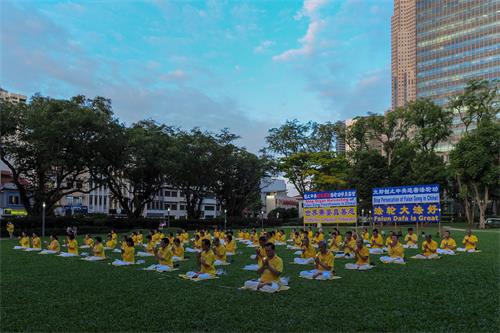 图11:夜幕降临时,学员们点亮烛光,默默悼念二十三年来为坚守正信被迫害致死的中国法轮功学员。