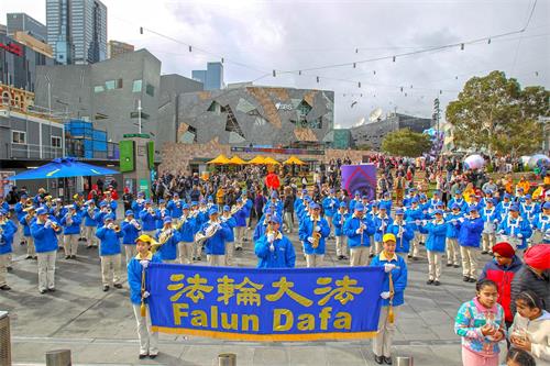 '图1:二零二二年七月九日,墨尔本部份法轮功学员在市中心联邦广场举行“七二零反迫害集会。图为天国乐团在演奏。'