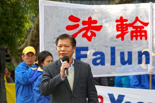 '图8:二零二二年七月九日,墨尔本《天安门时报》社长阮杰先生在墨尔本“七二零反迫害集会”上发言。'