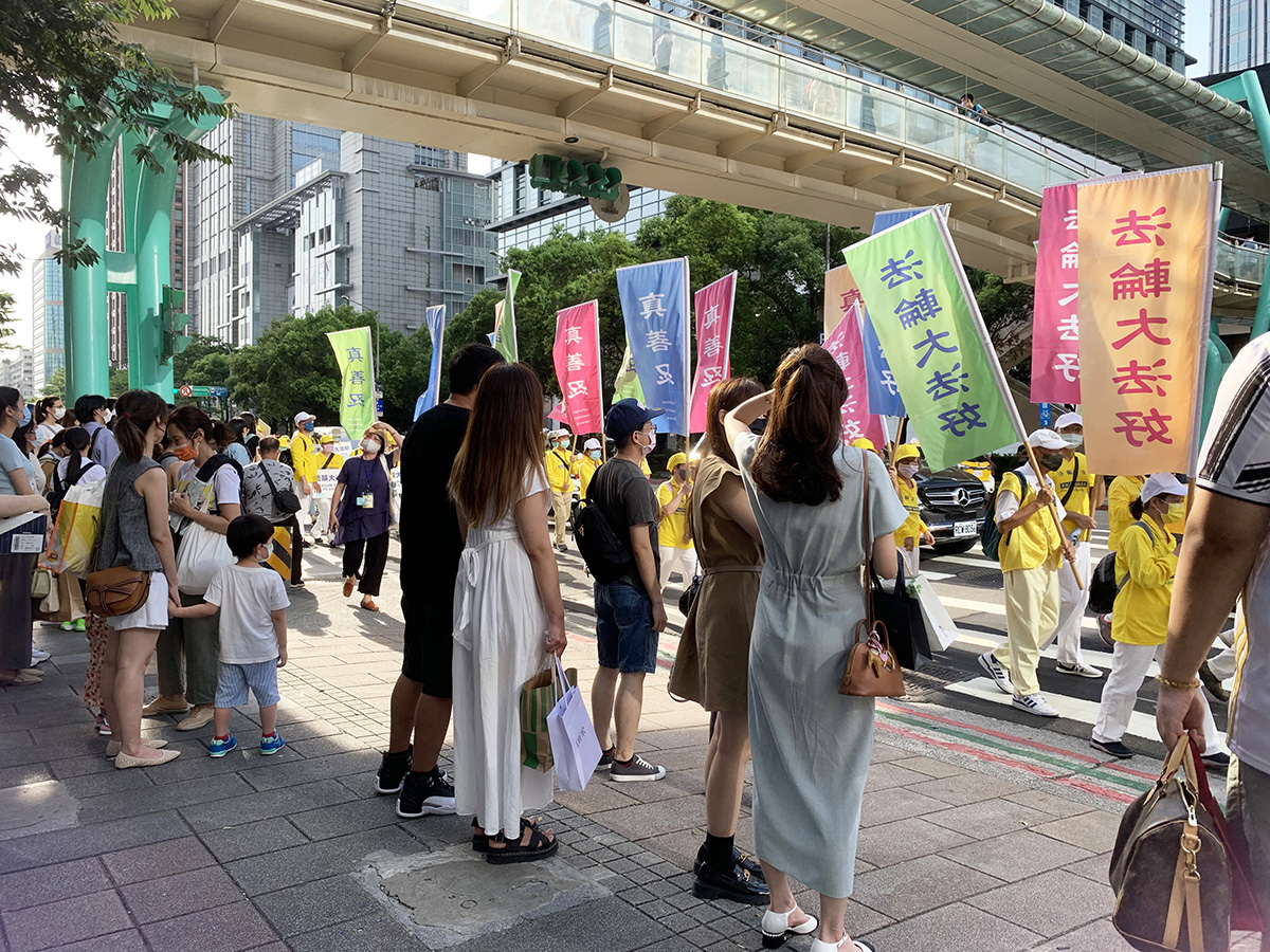 图17:游行队伍行经热闹商圈,许多民众驻足观看。