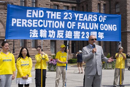 图10:二十多年来一直支持法轮功反迫害的前加拿大国会议员利松(Wladyslaw Lizon)到现场发表演讲。