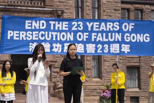 图11:法轮功学员王小玉(左)要为去年被中共非法判刑8年的法轮功学员许娜发声。