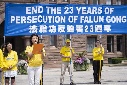 图12:加拿大谢尔丹大学动画系的学生刘铭园在集会上呼吁营救母亲。