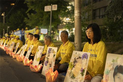 图13~17:部分法轮功学员们来到中领馆前举行反迫害23年烛光悼念