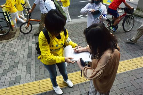 '图15~16:沿途签名支持法轮功反迫害的民众'