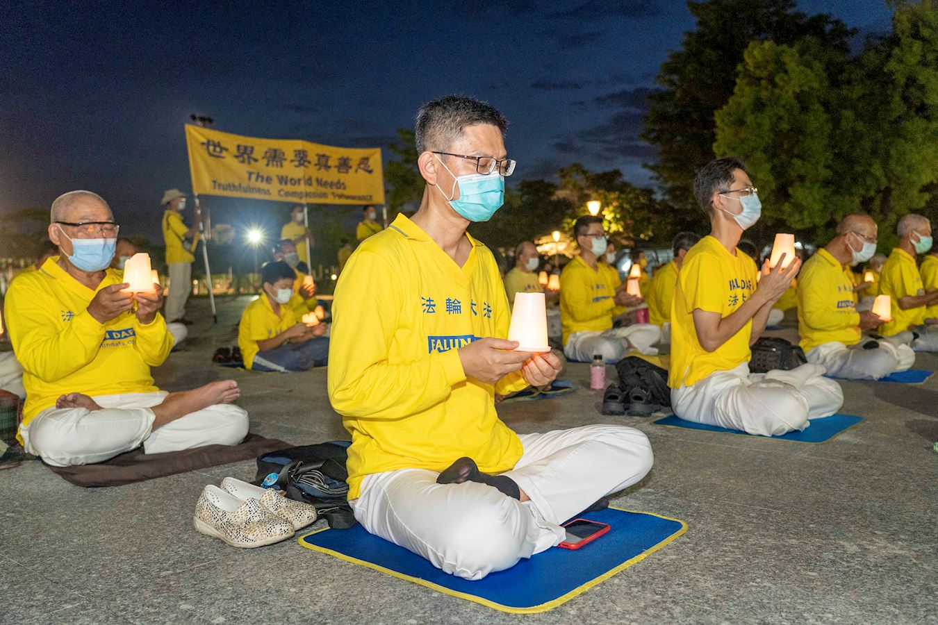 '图1~3:二零二二年七月十六日晚间,台湾高雄部份法轮功学员于凤凌广场前举办“七.二零”烛光悼念会,呼吁世人认清中共的真面目,共同制止中共暴行。'