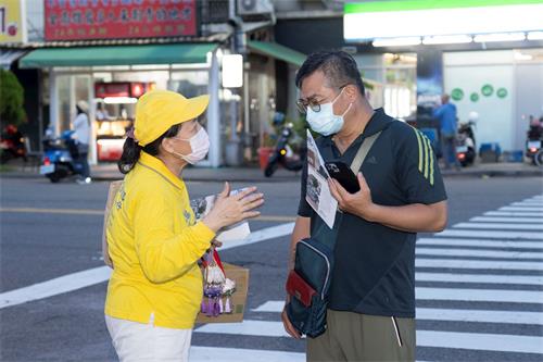 ‘图4~8:法轮功学员向过往市民与游客演示法轮功优美祥和的五套功法,同时部份学员在街头巷尾向过往民众发放《明慧周报》等真相材料。'