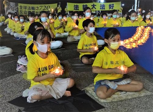 '图1~3:7月16日晚间,屏东部份法轮功学员手捧烛光,神情庄严、肃穆,追悼被中共迫害致死的中国大陆的同修。'