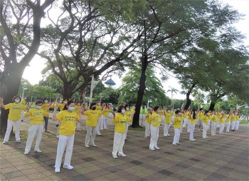 '图4~6:7月16日下午,台湾屏东法轮功学员身穿黄色衣衫、白色长裤,向过往民众展示功法。'