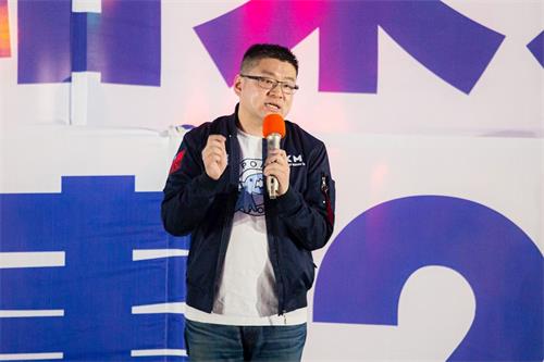 '图7:台北市议员徐弘庭在记者会上发言。'