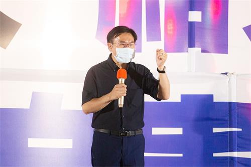 '图8:台北市议员张茂楠在记者会上发言。'