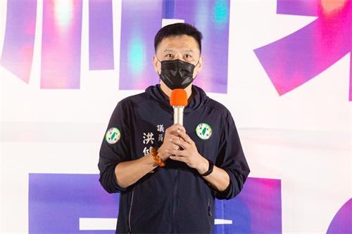 '图9:台北市议员洪健益在记者会上发言。'