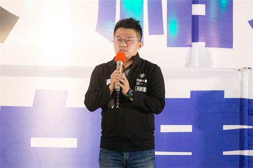 '图10:台湾基进党桃园党部执行长蓝士博在记者会上发言。'