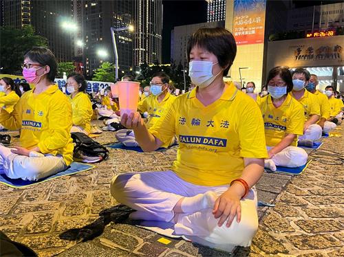 '图12:杨雅娟修炼后身体健康、家庭和乐,工作绩效越来越好。'