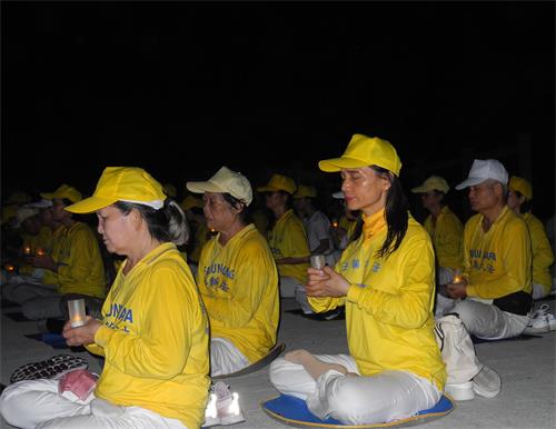 图7:参加烛光悼念,台东学员萱婷(右)表示,大陆同修很了不起,希望迫害尽快结束。