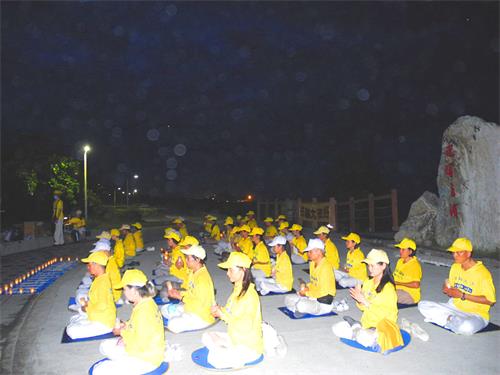 图8:夜幕低垂,台东学员点亮烛光,默默悼念二十三年来为坚守正信被迫害致死的中国法轮功学员。
