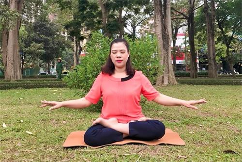 '图3:阮梅图女士在炼法轮功第五套功法——神通加持法'