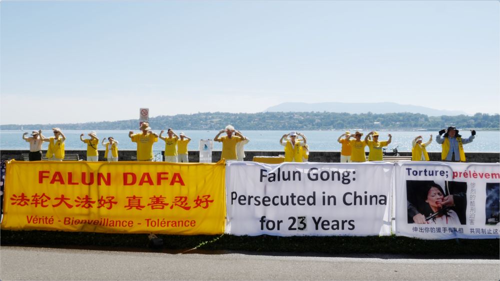 '图1:二零二二年七月十四日,瑞士法语区部份法轮功学员在日内瓦湖畔,联合国人权事务高级专员办事处所处的威尔逊宫对面,举行了和平反迫害二十三周年活动,呼吁制止迫害。'