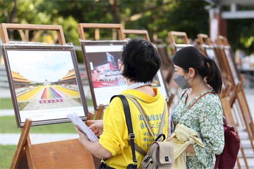 '图14~16:民众于真相展板区了解真相。'
