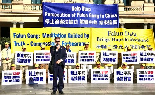 '图1:二零二二年七月八日,保罗・弗利在悉尼海关大楼广场举行的“七・二零”反迫害集会上发言'