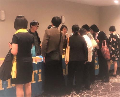 '图1:大法书的展位前在排队购买法轮大法的书籍。'