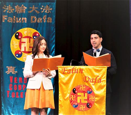 '图4:乔担当这次法会的英文主持人(右)'