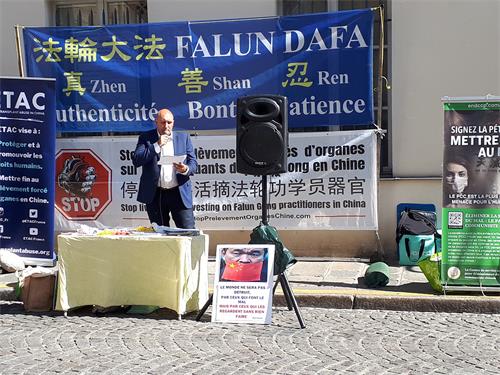 图4:医生反对活摘器官组织(DAFOH)法国代表金(King)先生在集会上发表演说