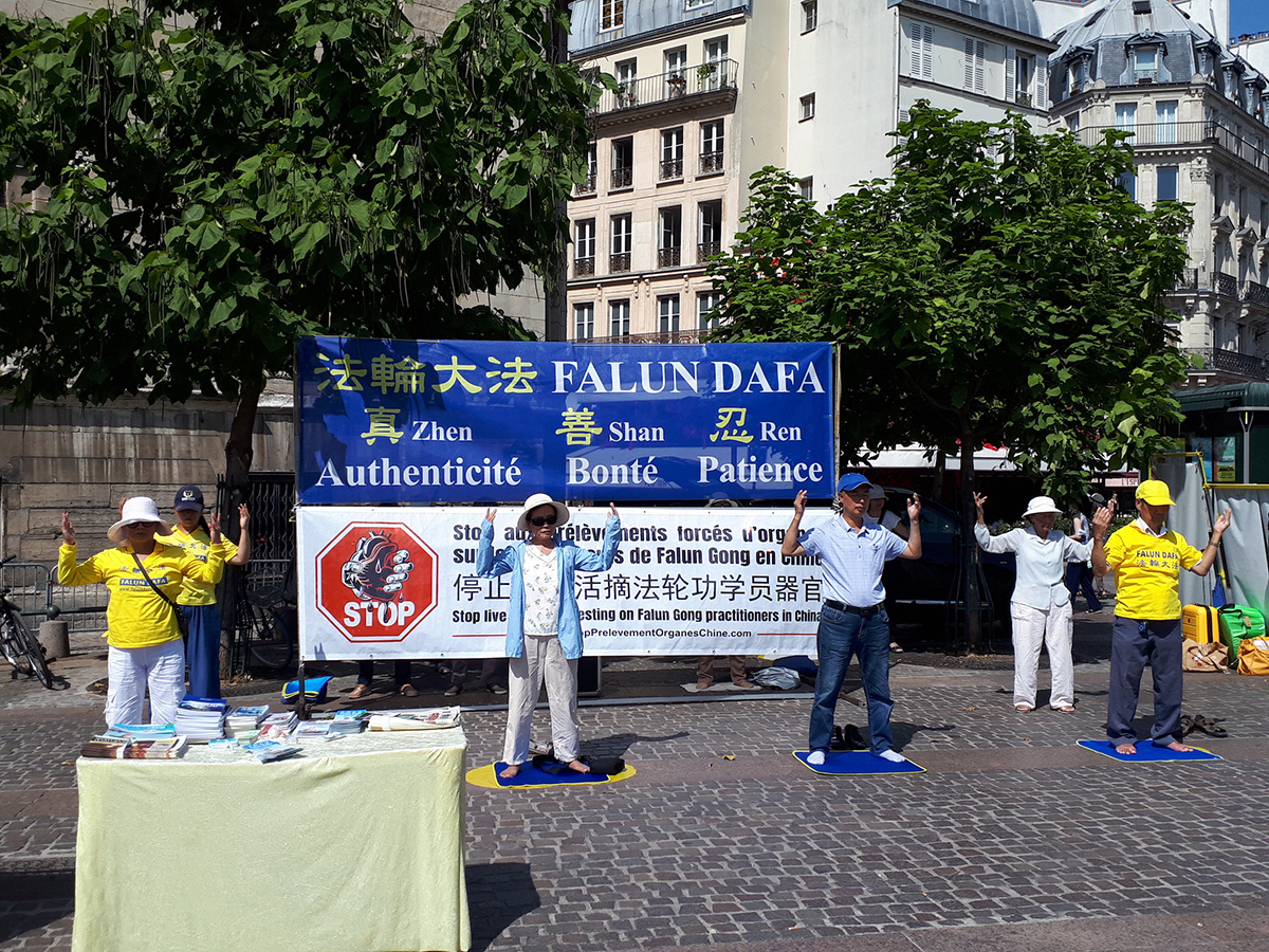 图7~8:七月十七日,法轮功学员在巴黎市中心夏特蕾(Châtelet)街区进行炼功集会活动