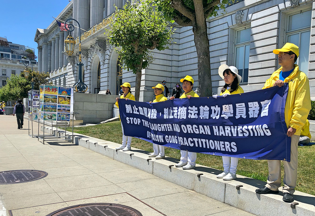 图1~2:二零二二年七月十九日 ,旧金山湾区部分法轮功学员来到旧金山市政府大楼前举办真相图片展,传播法轮功的真相。