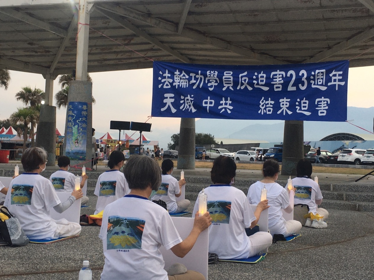 图1:花莲七月十七日傍晚花莲部份法轮功学员聚集悼念被迫害致死的法轮功学员。