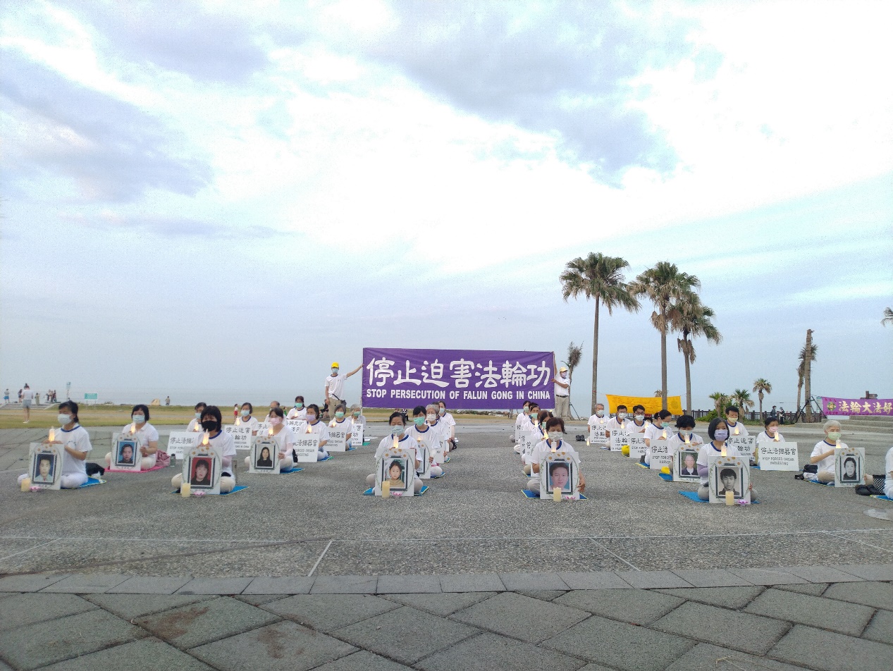 图3:花莲部份法轮功学员参加在七星潭月牙湾海边的720悼念会。