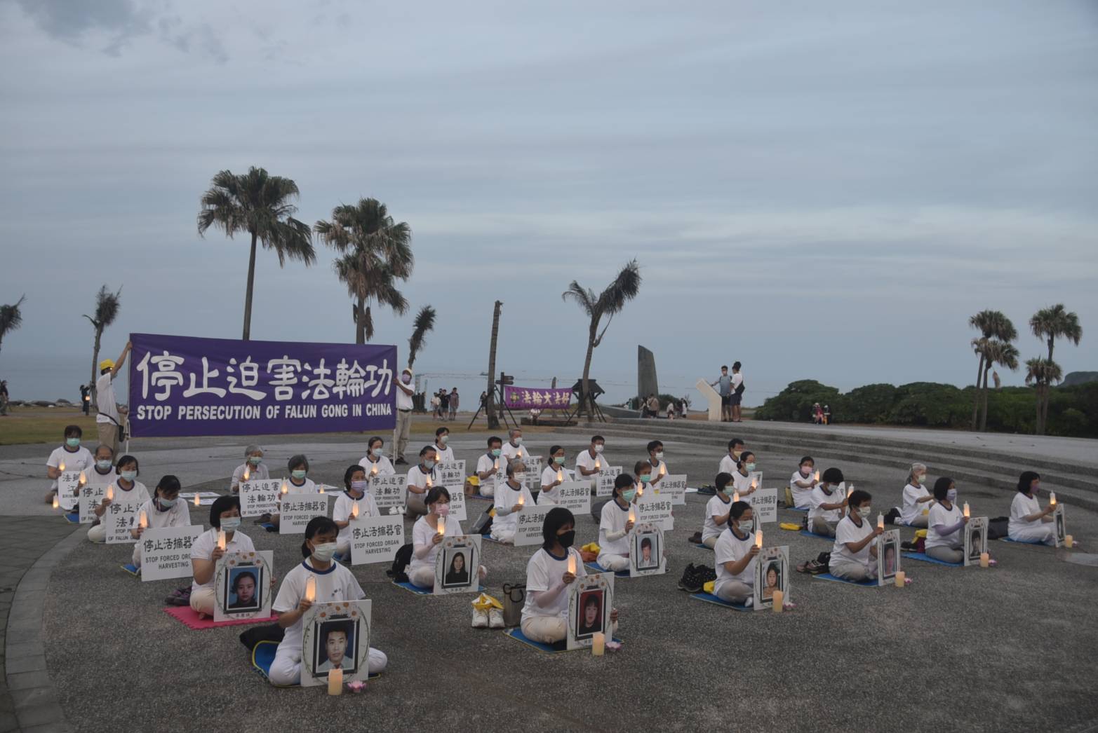 图4:花莲部份法轮功学员参加在七星潭月牙湾海边的720悼念会。