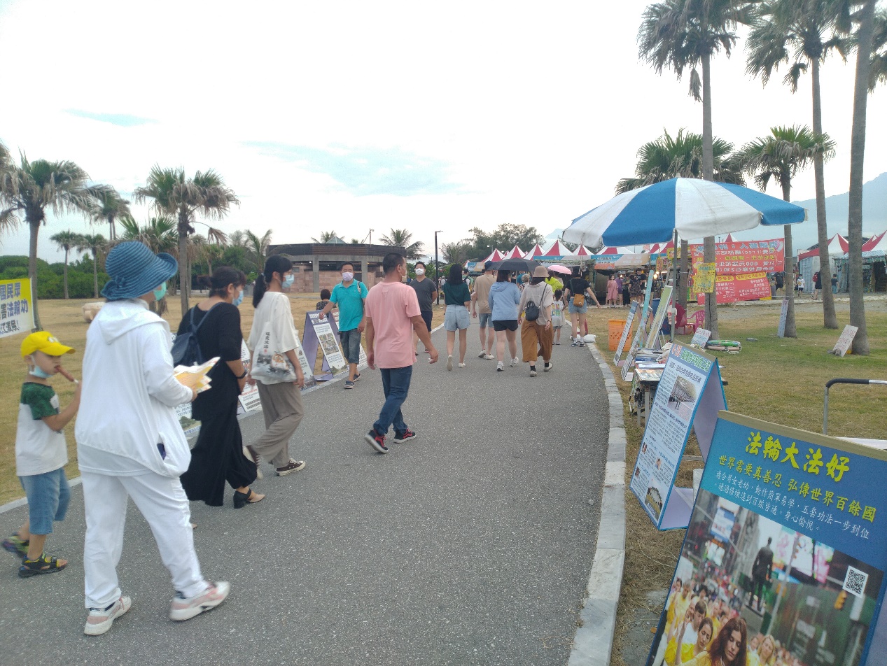 图5:真相看板展示,来往游客络绎不绝。