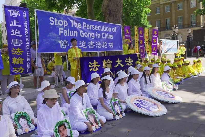 '图3:法轮功学员在首相府对面举行新闻发布会和讲真相活动'